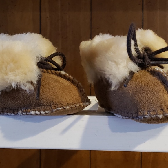 Minnetonka Mocassins Size 2 - Picture 1 of 3